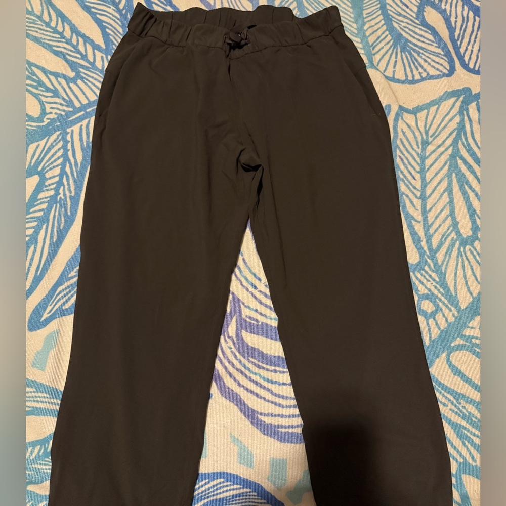 Lululemon-Women’s olive green athlesiure pants.